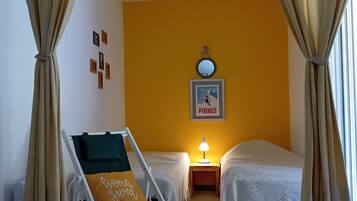 Planxa i posts de planxar, wifi gratuïta i roba de llit