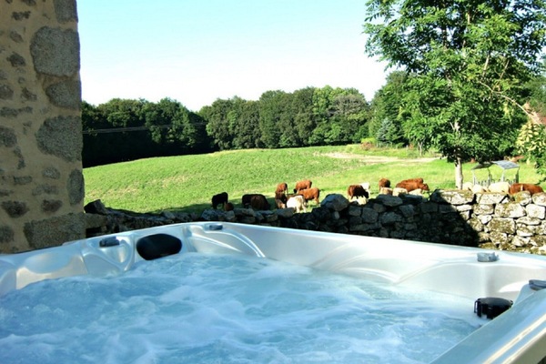 Outdoor spa tub