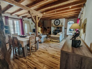 TV, caminetto, lettore DVD, tavolo da ping pong