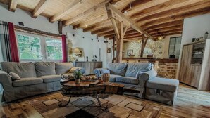 Un salon chaleureux avec deux canapés, une table basse et un tapis à motifs.
