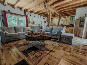 Télévision, cheminée, lecteur de DVD, table de tennis de table