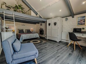 3 camere, una scrivania, ferro/asse da stiro, culla da viaggio