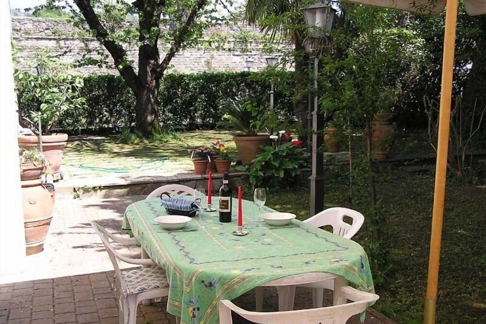 Charming spacious central Sansepolcro Garden Apartment in front of Ancient Walls