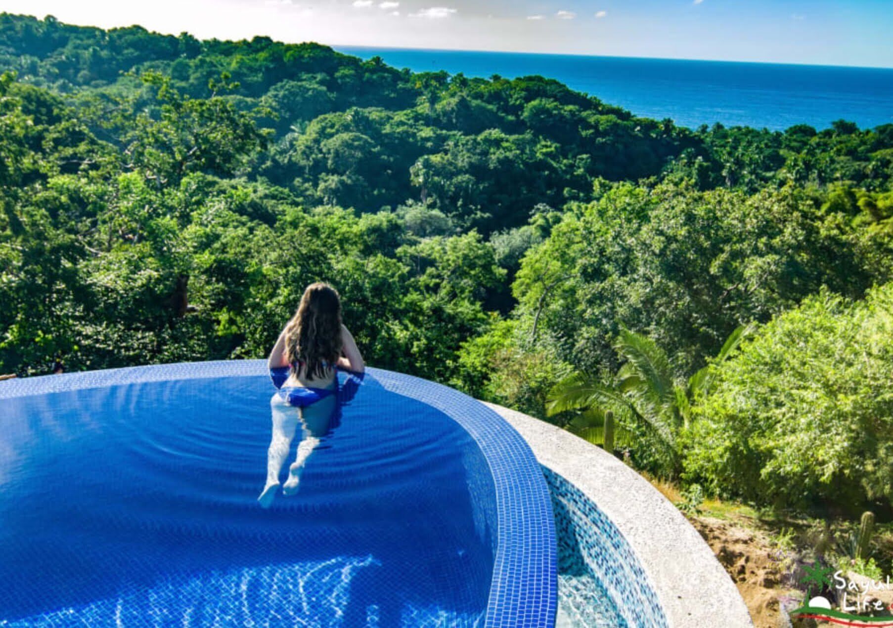 Una piscina al aire libre, una piscina climatizada
