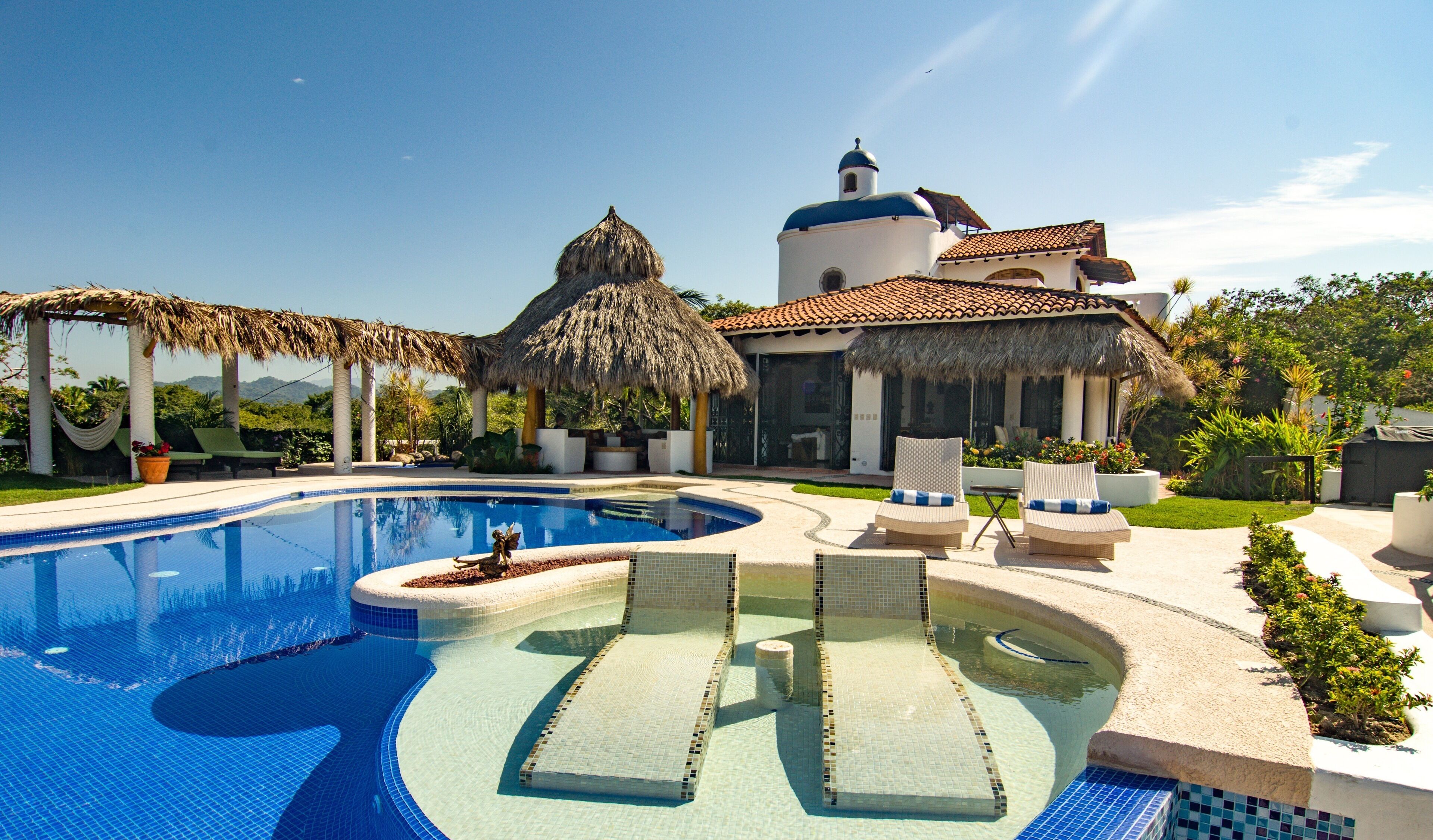 Een buitenzwembad en een verwarmd zwembad