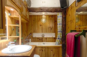 Een bad, een haardroger, een bidet, handdoeken