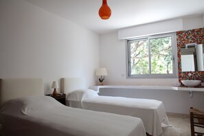 4 bedrooms, iron/ironing board, WiFi, bed sheets