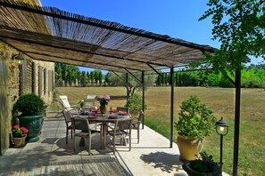 Outdoor dining - Charm and comfort, cottage close to the pont du gard (Vers-Pont-Du-Gard)