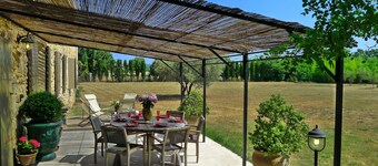 Charm and comfort, cottage close to the pont du gard