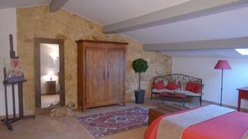 3 slaapkamers, een strijkplank/strijkijzer, reisbedje, gratis wifi