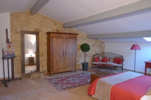 3 bedrooms, iron/ironing board, travel cot, free WiFi - Charm and comfort, cottage close to the pont du gard (Vers-Pont-Du-Gard)