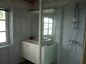 Dusche, Haartrockner, Handtücher, Toilettenpapier