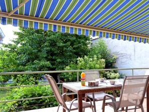 Outdoor dining - “Comme chez Mamie”, 3 bedroom apartment, near ALBI center (Albi)