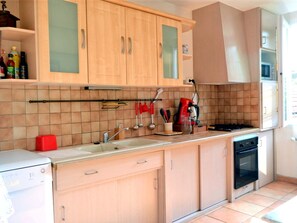 Fridge, microwave, oven, stovetop - “Comme chez Mamie”, 3 bedroom apartment, near ALBI center (Albi)