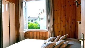 2 sovrum, skrivbord, strykjärn/strykbräda och resesäng