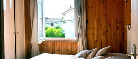 2 多间卧室、办公桌、熨斗/熨衣板、旅行婴儿床