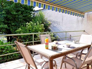 Outdoor dining - “Comme chez Mamie”, 3 bedroom apartment, near ALBI center (Albi)
