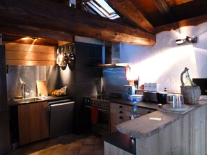 Fridge, microwave, oven, stovetop - Alpine chalet Les Arcs 1600, pets allowed, shops 2 min ski away (Bourg-Saint-Maurice)