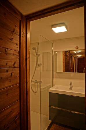 Bathtub, hair dryer, towels