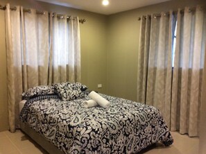 3 bedrooms, iron/ironing board, free WiFi, bed sheets