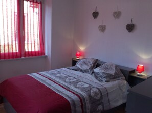 2 bedrooms, iron/ironing board, free WiFi, bed sheets