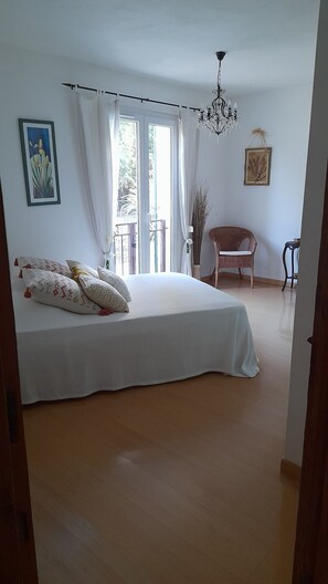 3 Schlafzimmer, Schreibtisch, Bügeleisen/Bügelbrett, WLAN