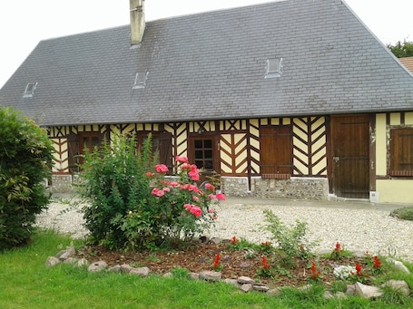 Exterior. LONGERE IN PEACE 25 mins FROM HONFLEUR