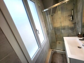 Haartrockner, Handtücher, Shampoo, Toilettenpapier