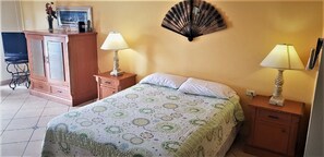 1 habitación, tabla de planchar con plancha y cuna de viaje