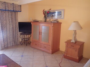 1 habitación, tabla de planchar con plancha y cuna de viaje