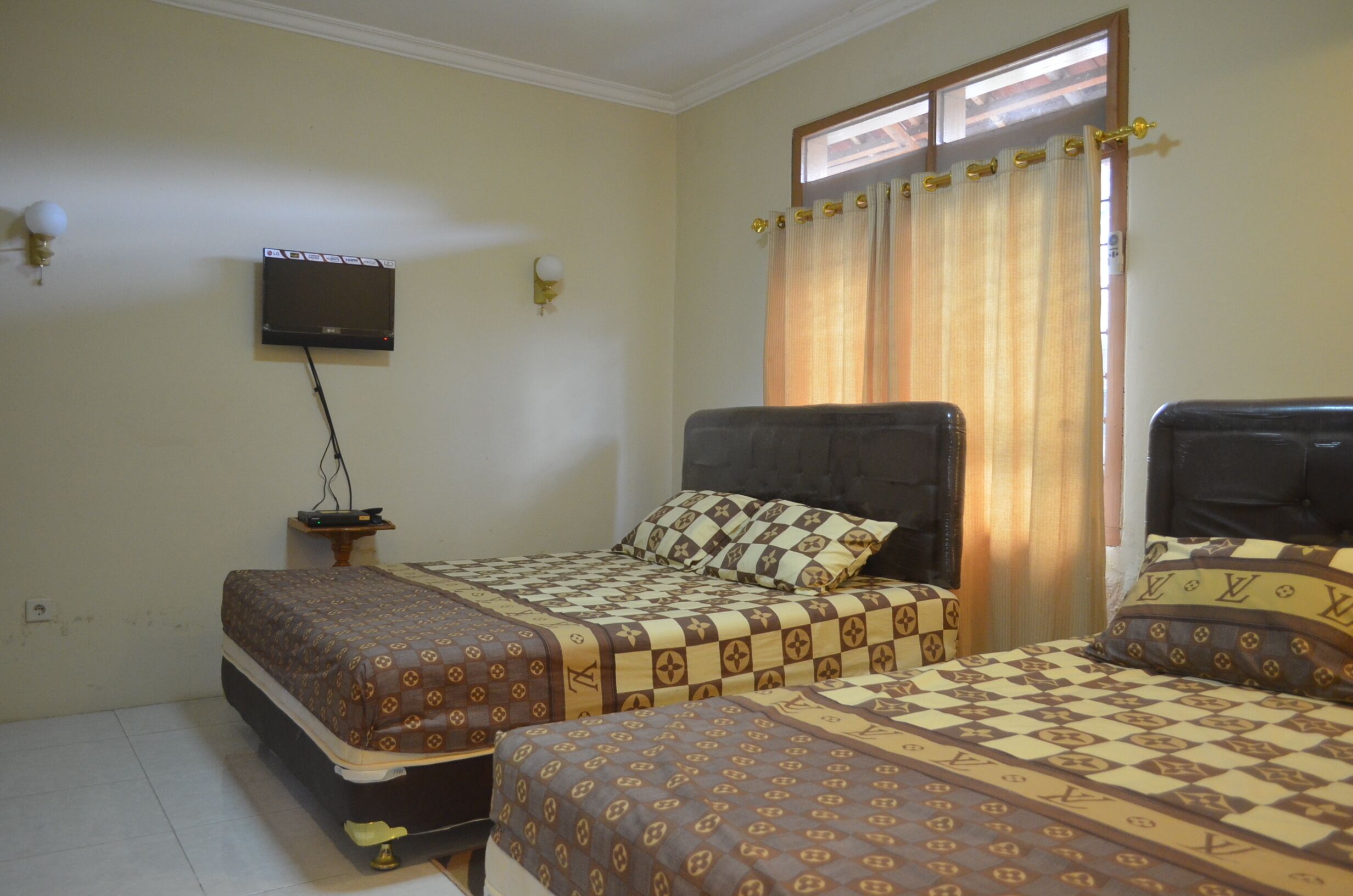 Simple 3BR House in Yogyakarta + WiFi + TV + Hot Water