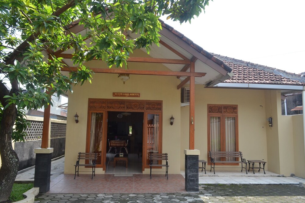 Simple 3BR House in Yogyakarta + WiFi + TV + Hot Water