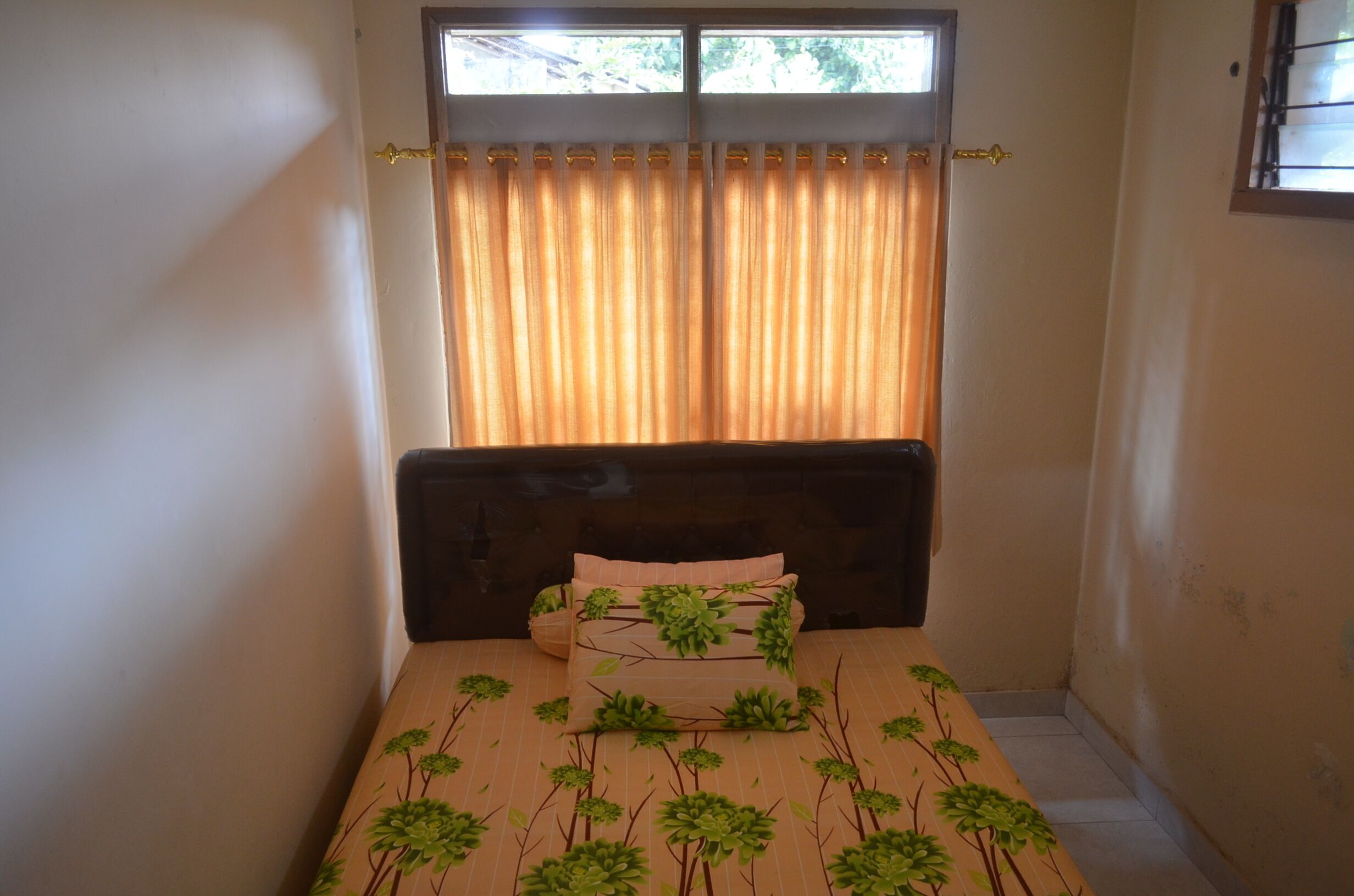 Simple 3BR House in Yogyakarta + WiFi + TV + Hot Water