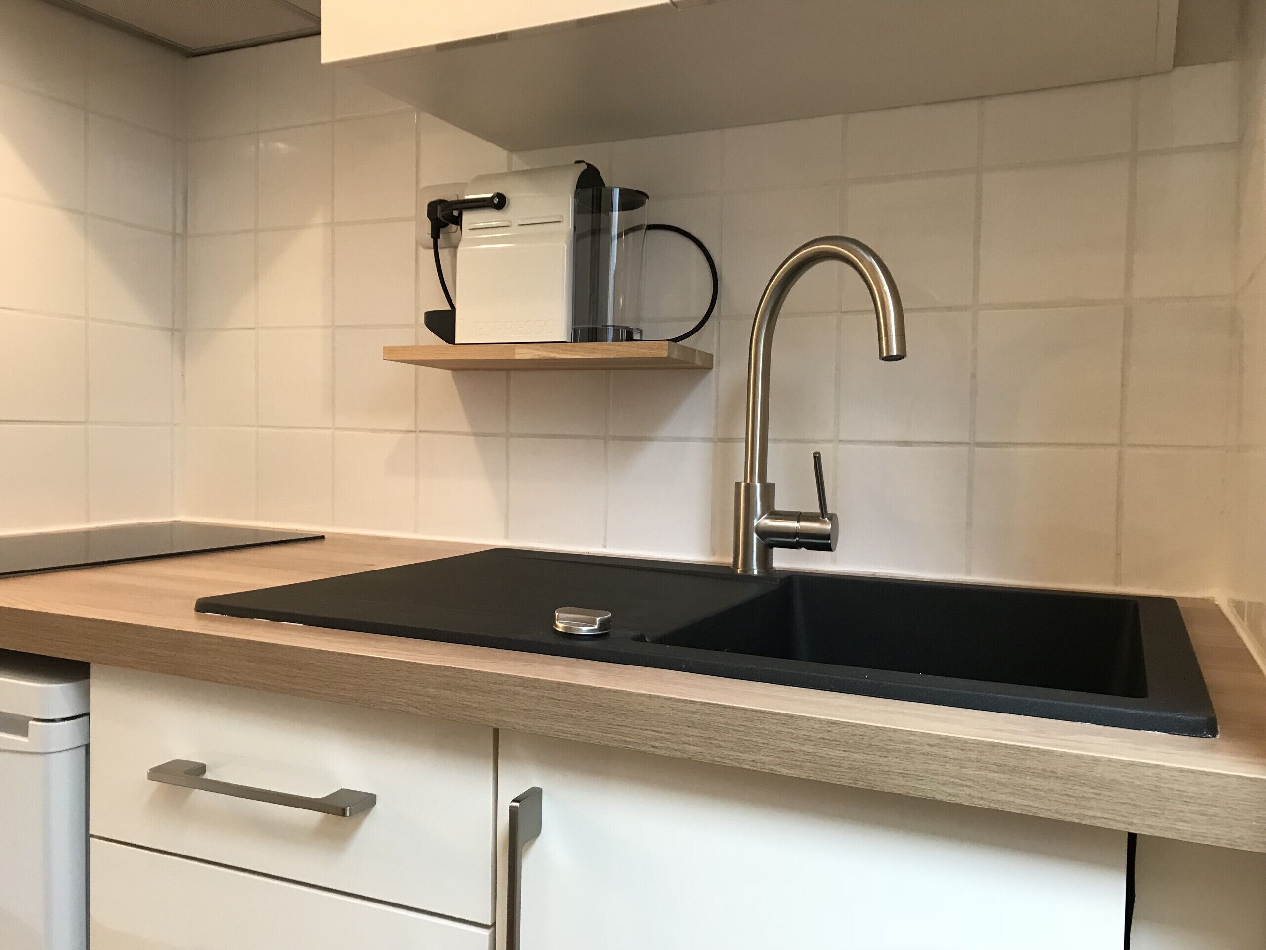 Wasserkocher mit Kaffee-/Teezubehör, Kühlschrank, Mikrowelle, Toaster