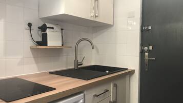 Een koelkast, een microgolfoven, een koffiezetapparaat/waterkoker