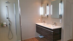 Bathtub, hair dryer, towels, toilet paper - VILLA 5* BANDOL, 6 PERSONS, WITH SALT POOL (Bandol)