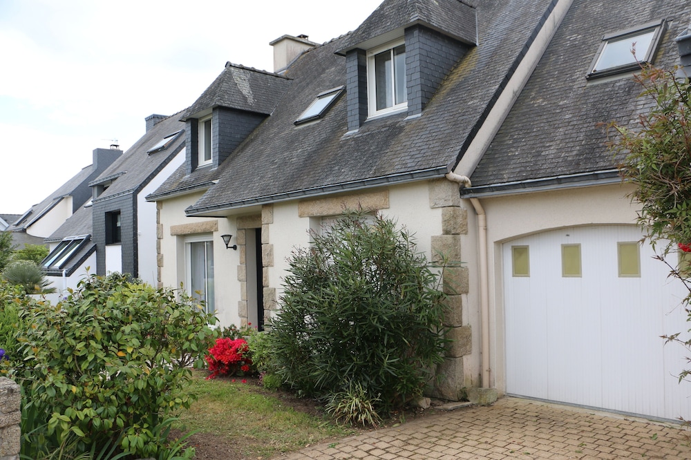 Recent house near Beaches Locqueltas, Kerguelen, City center, market, casino