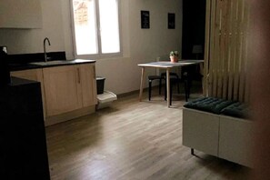 Kühlschrank, Mikrowelle, Herdplatte, Wasserkocher mit Kaffee-/Teezubehör