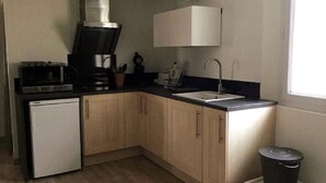 Cafetière-théière, réfrigérateur, four à micro-ondes, surface de cuisson