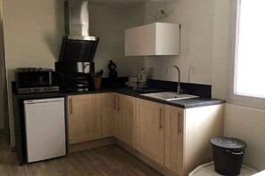 Kühlschrank, Mikrowelle, Herdplatte, Wasserkocher mit Kaffee-/Teezubehör