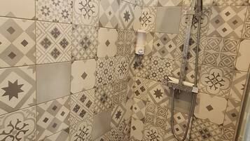 Een douche, een haardroger, handdoeken, zeep