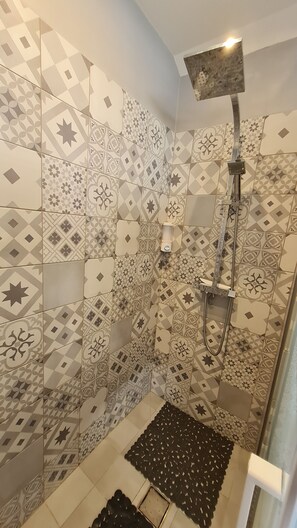 Ducha, secador de pelo, toallas, jabón