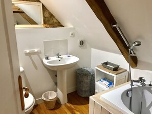 浴槽、ヘアドライヤー、タオル、トイレットペーパー