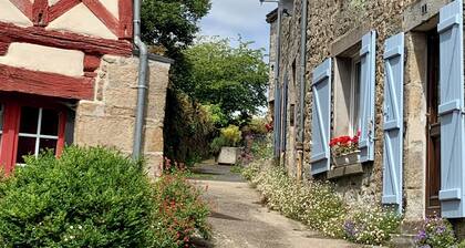 Romantique, Cottage rénové dans un village médiéval pour 6 - jardin clos privé