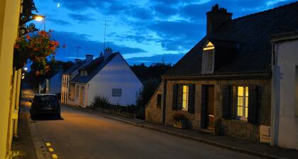 Romantic, renovated Cottage In Medieval Village For 6 - Private Walled Garden