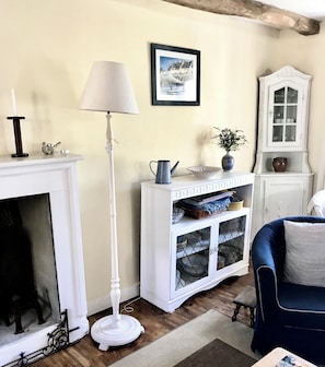 TV, fireplace, books, music library - Beautifully renovated cottage in a historic town…can take 6 guests! (Guémené-Sur-Scorff)
