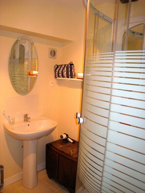 Baignoire, séchoir à cheveux, serviettes fournies, papier de toilette