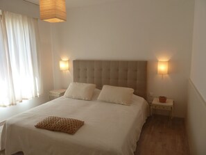 2 bedrooms, desk, iron/ironing board, free WiFi - Quiet vineyards, Gulf of Saint Tropez, beautiful villa, private pool. (Cogolin)