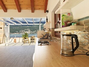 Kühlschrank, Herdplatte, Wasserkocher, Kochgeschirr/Geschirr/Besteck