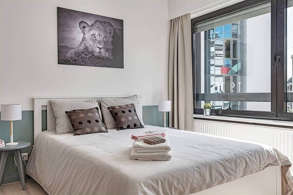 Iron/ironing board, WiFi, bed sheets